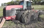 Трактор Versatile застрял в грязи